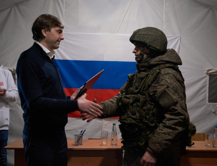 Министр просвещения вручил ведомственную награду учителю ОБЖ Геннадию Старунову.